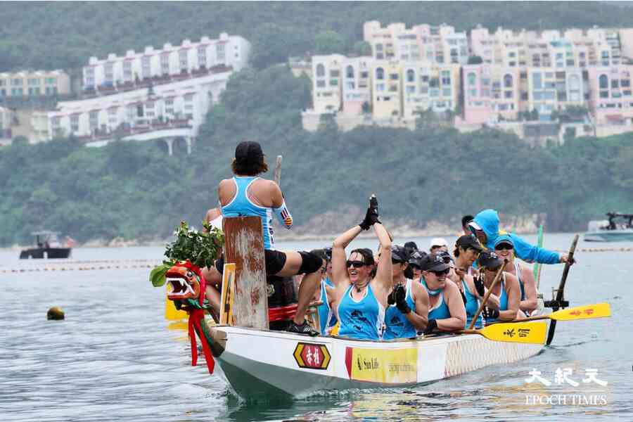 赤柱舉辦端午龍舟巡遊 大批市民觀看