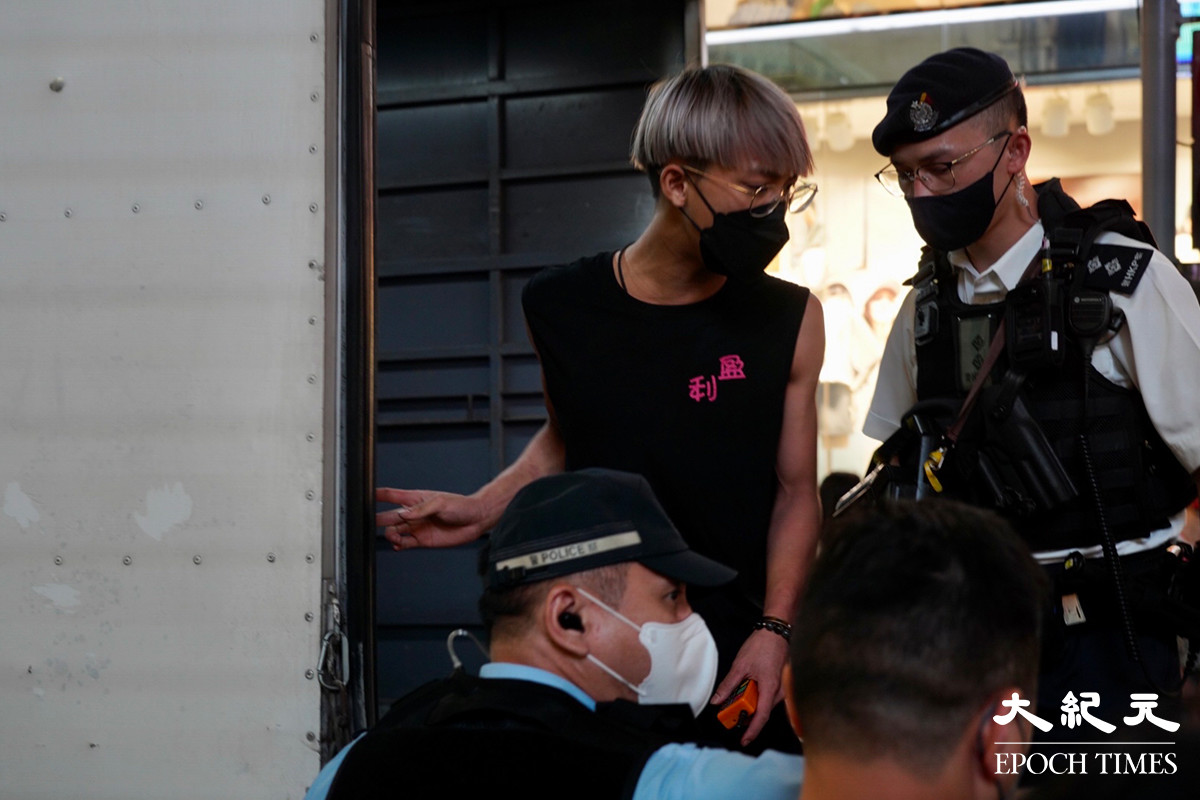 有貨車在銅鑼灣記利佐治街停泊，司機及跟車工人遭警方截查。（余鋼／大紀元）