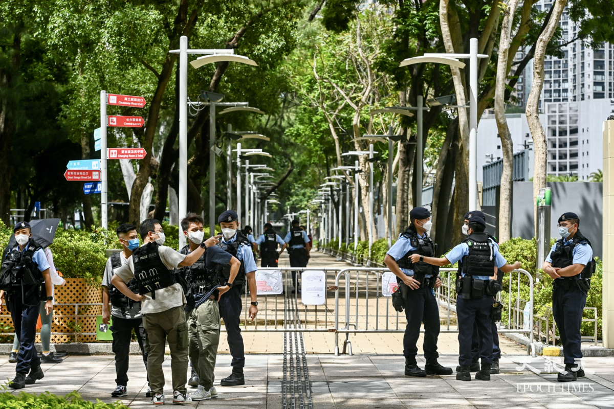 2022年6月4日，警方在銅鑼灣及維園一帶派出數百名警員巡邏。（宋碧龍/大紀元）