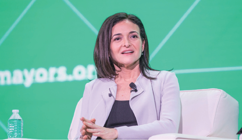 Facebook二號人物桑德伯格（Sheryl Sandberg）6月1日宣布，將卸任Meta（原Facebook）首席營運官一職。圖為桑德伯格於2018年6月8日在馬薩諸塞州波士頓舉行的美國市長會議上就社區如何利用技術發展壯大發表講話。(Getty Images)
