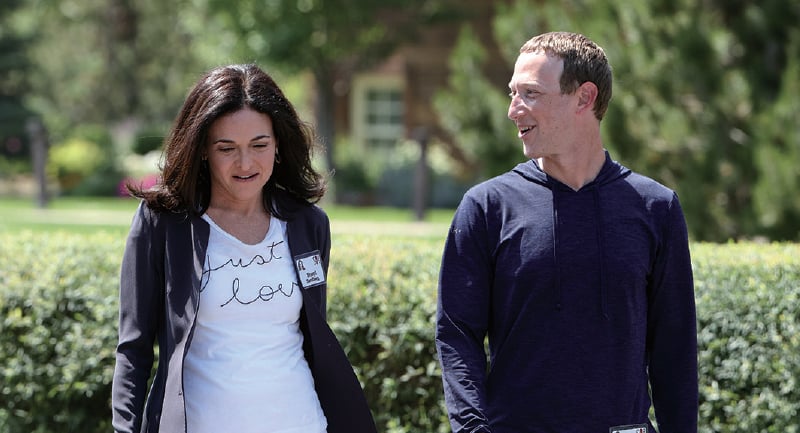 2021年7月8日，Facebook行政總裁朱克伯格在愛達荷州太陽谷舉行的艾倫公司太陽谷會議上和營運總監桑德伯格一起散步。（Getty Images）