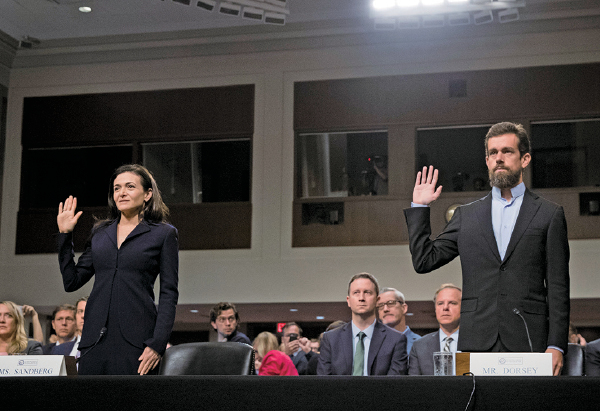 2018年9月5日，Facebook營運總監桑德伯格（左，Sheryl Sandberg）和推特行政總裁多爾西（右，Jack Dorsey）在美國參議院聽證會上作證。（Getty Images）