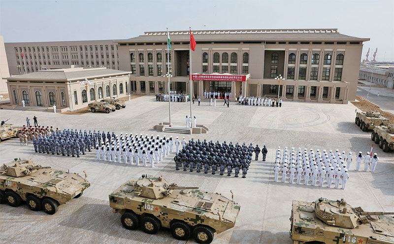 2017年7月中旬，中共開始派駐部隊到吉布提，在海外建立起了第一個軍事基地。圖為8月1日，此軍事基地開幕儀式。（Getty Images）