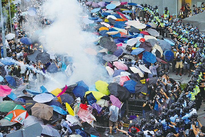 2014年9月，為香港爭取真普選，爆發「雨傘運動」。警方發射催淚彈驅散，引起隨後79日的佔領行動。（文瀚林／大紀元）