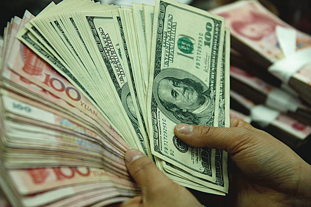 外資不停地沽貨，有專家表示，人民幣貶值壓力大。（STR/AFP/Getty Images）