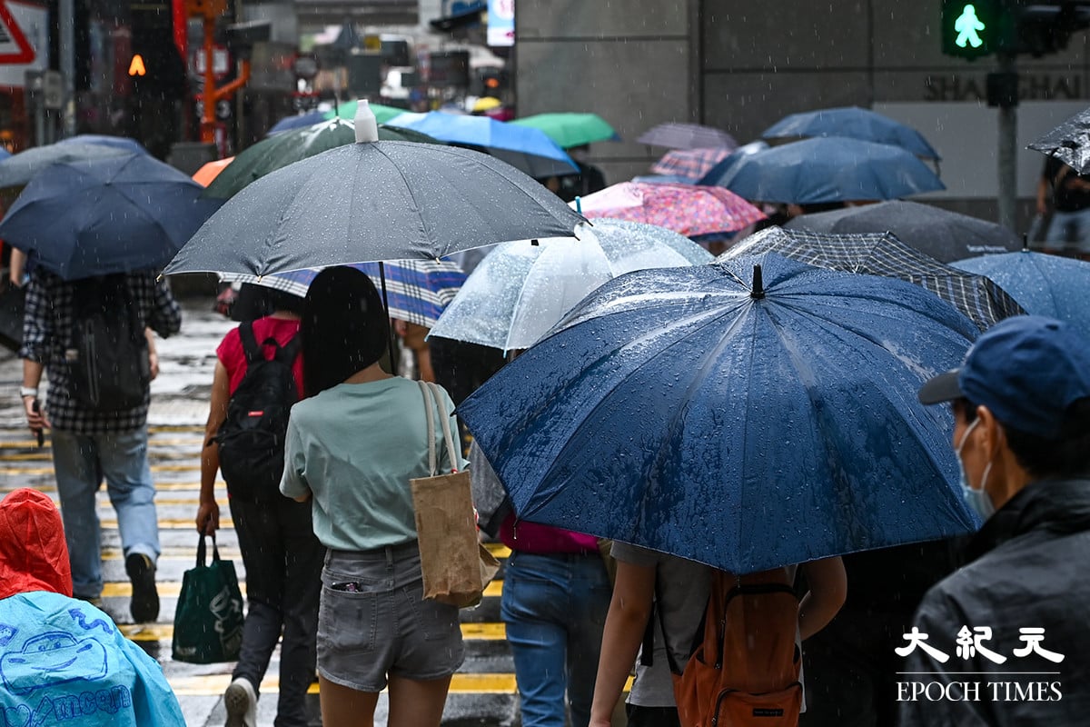 天文台今早曾發出特別天氣提示，提醒市民香港廣泛地區可能受大雨影響。（宋碧龍／大紀元）