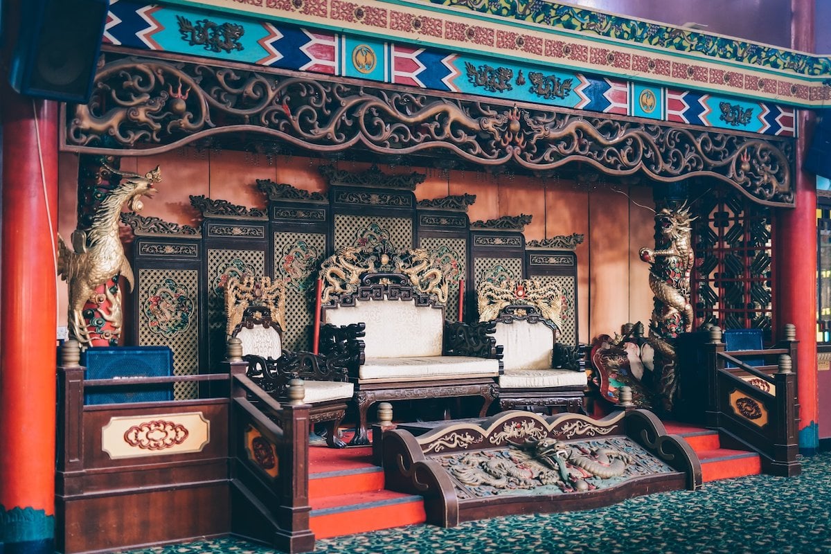 珍寶海鮮舫內的「龍椅」，成為遊客的熱門打卡點。（香港遺美提供）