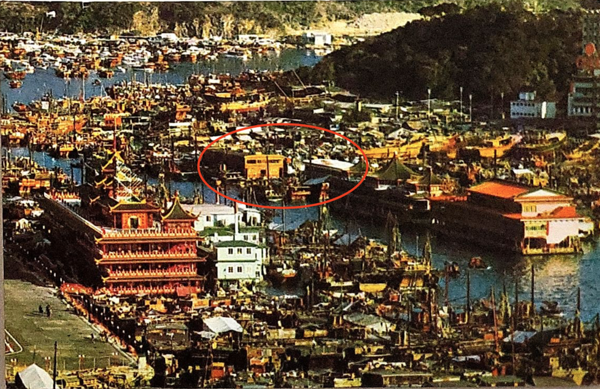 漁民的娛樂生活與「歌堂躉」息息相關，圖中紅色圓圈所示的兩艘漁船正是當年的「歌堂躉」。當時新造的珍寶海鮮舫（左紅色船隻）停泊岸邊新張。（張順光提供）