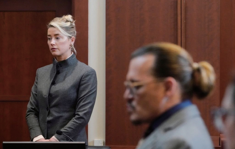 6月1日，美國維珍尼亞州7人陪審團，對約翰尼‧德普（Johnny Depp）與前妻安芭赫德（Amber Heard）互告誹謗官司做出裁決，德普3項索賠全勝。圖為5月16日兩人在法庭上。（AFP）