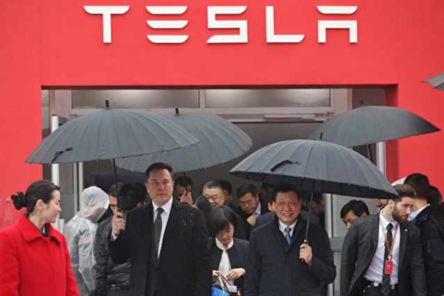2019年1月7日，Tesla CEO馬斯克(左)與上海市長應勇參加Tesla上海超級工廠奠基儀式。（STR/AFP via Getty Images）
