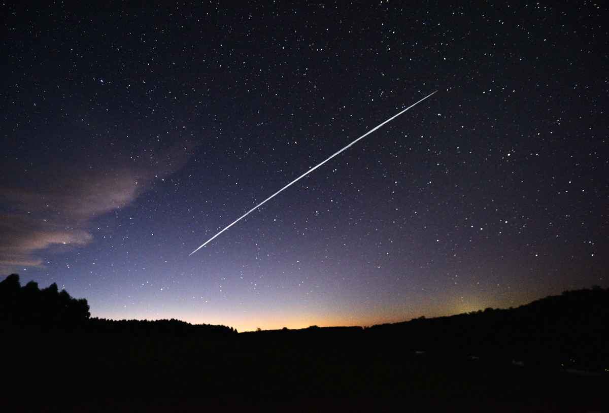 2021年2月7日，從蒙得維的亞以北約185公里的佛羅里達州 Capilla del Sauce 附近的鄉村看到的一組SpaceX的星際衛星經過烏拉圭上空的軌跡。（Mariana SUAREZ / AFP）