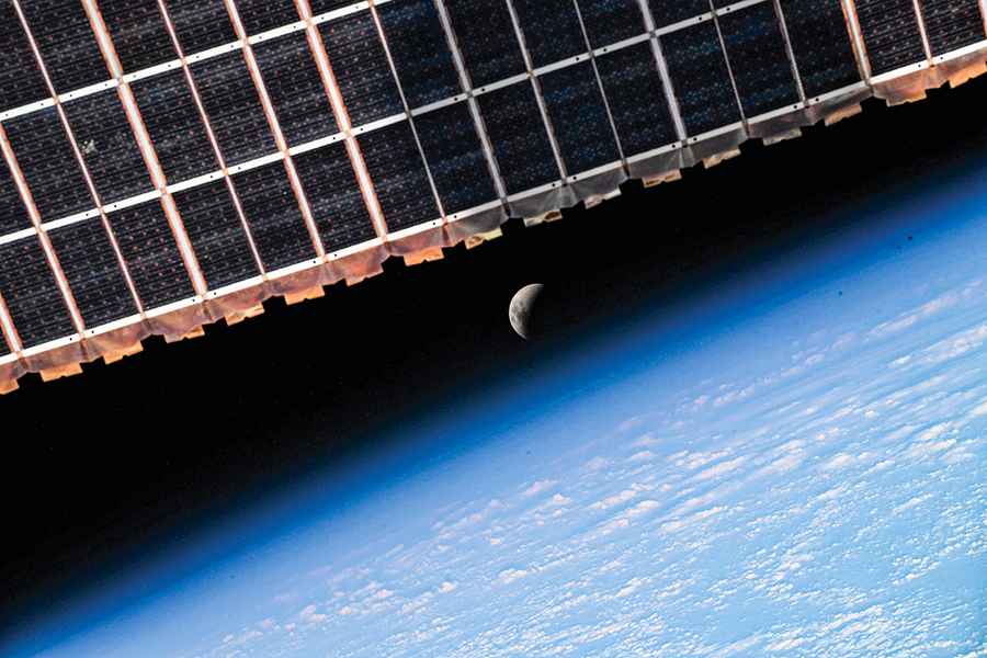 太空站內觀血月 太空人展示月全蝕照片
