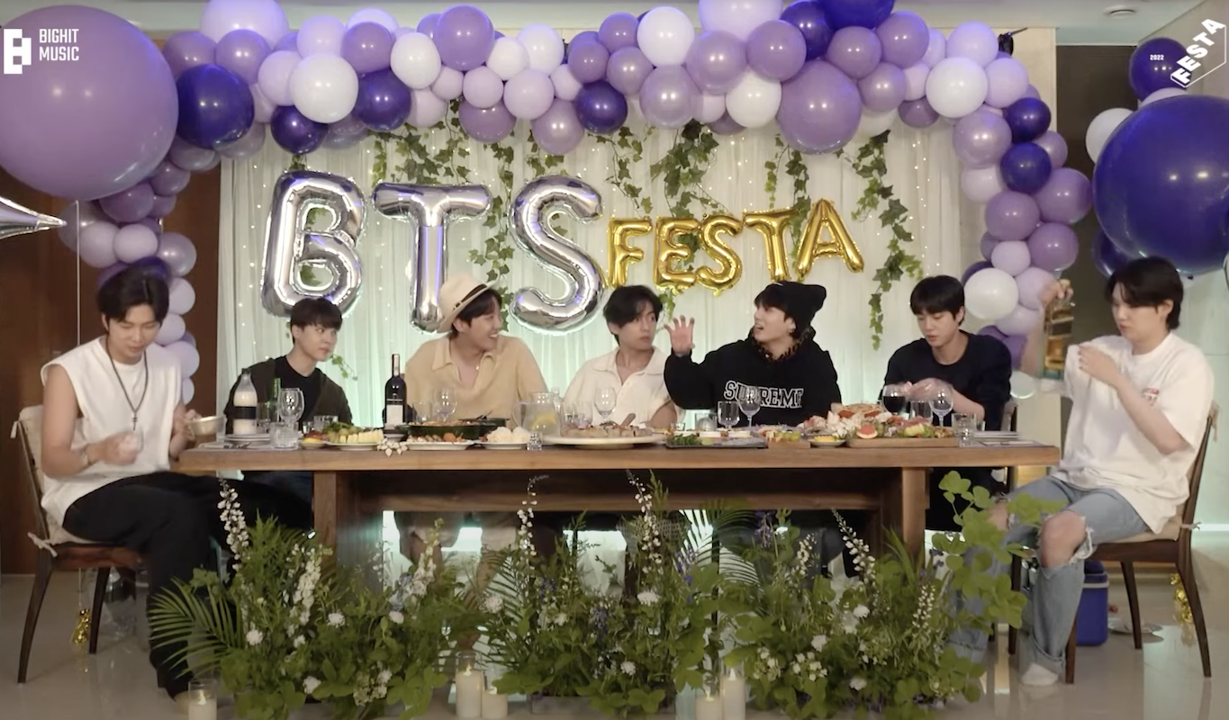 南韓人氣男團防彈少年團（BTS）14日晚間藉由YouTube頻道BANGTAN TV公開2022 BTS FESTA的「真 防彈聚餐」影片，宣布他們將暫停團體活動。（BTS FESTA截圖）