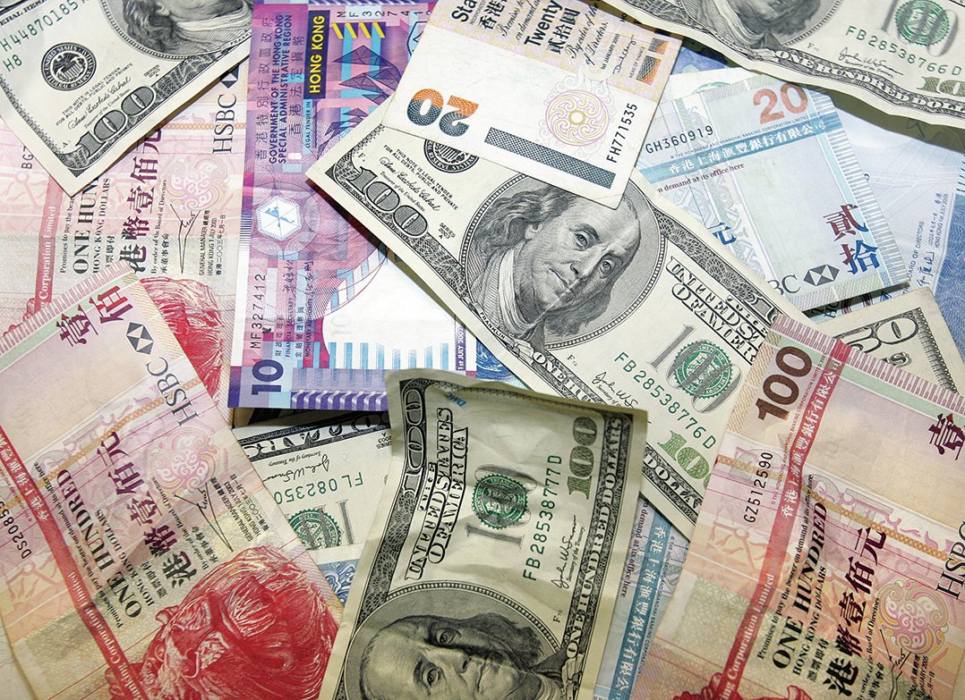 港元在15日香港交易時段再度觸發弱方兌換保證，金管局買入117.75億港元沽盤，沽出15億美元。資料圖片。（AFP）