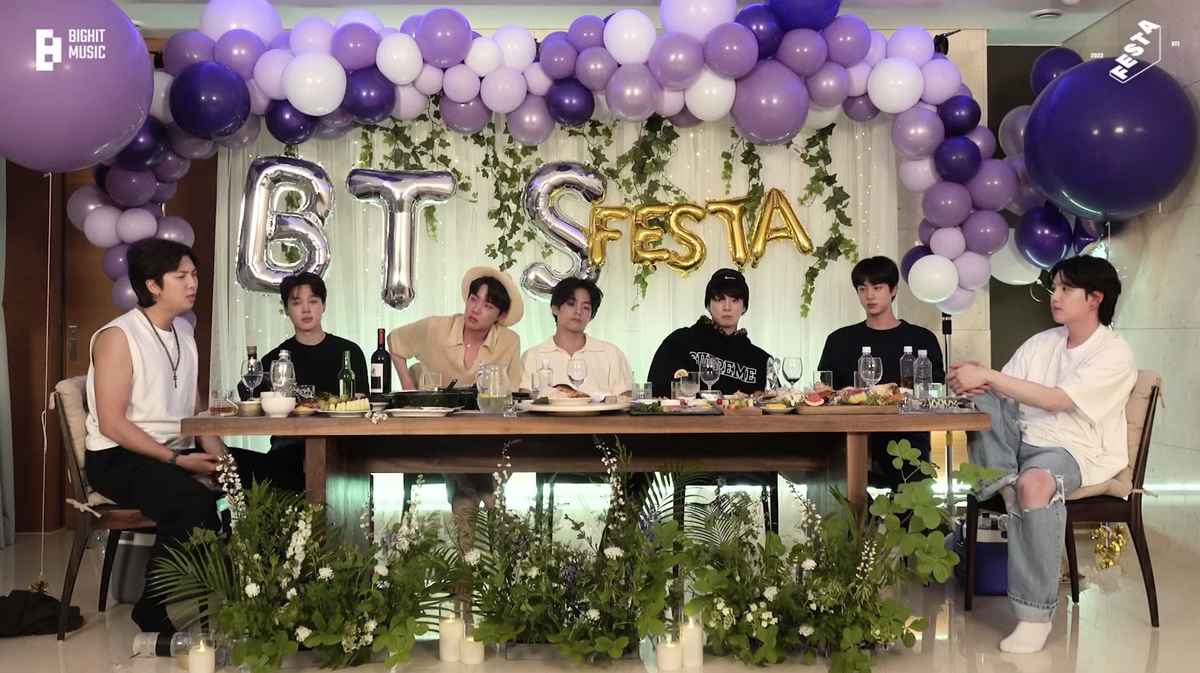 南韓人氣男團防彈少年團（BTS）14日晚間藉由YouTube頻道BANGTAN TV公開2022 BTS FESTA的「真 防彈聚餐」影片，宣布他們將暫停團體活動。（BTS FESTA截圖）