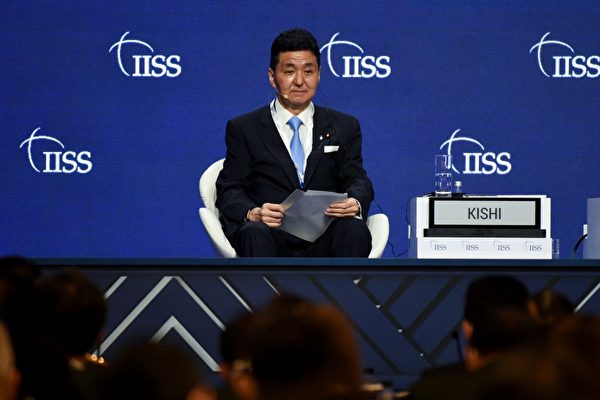 2022年6月11日，日本防衛大臣岸信夫出席「香格里拉對話」會，演講中強調從根本上強化日本的防衛能力。（Roslan RAHMAN / AFP）