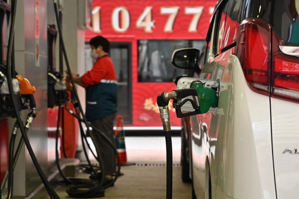 油價的「升、升、升」令全球數之不盡必需開車的上班族叫苦不迭。（Peter PARKS / AFP）