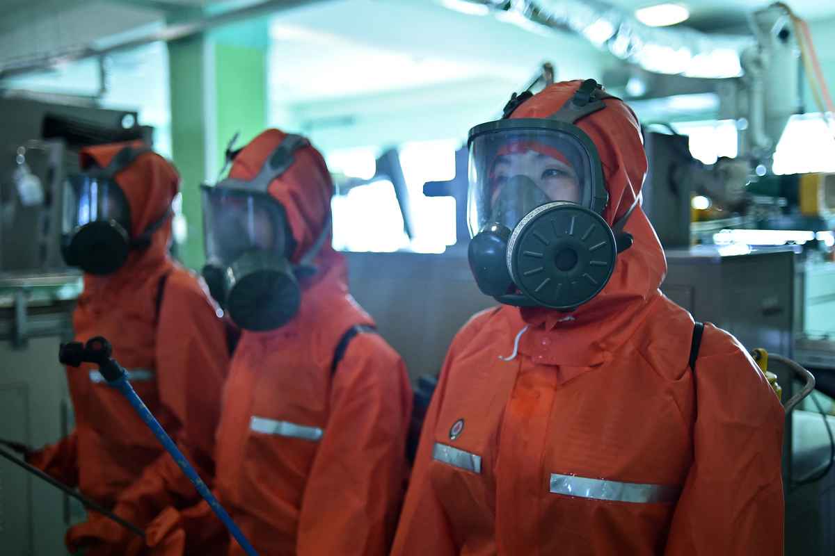 6月16日，北韓衛生官員對位於 平壤的化妝品廠工作場所進行消毒。 （AFP）