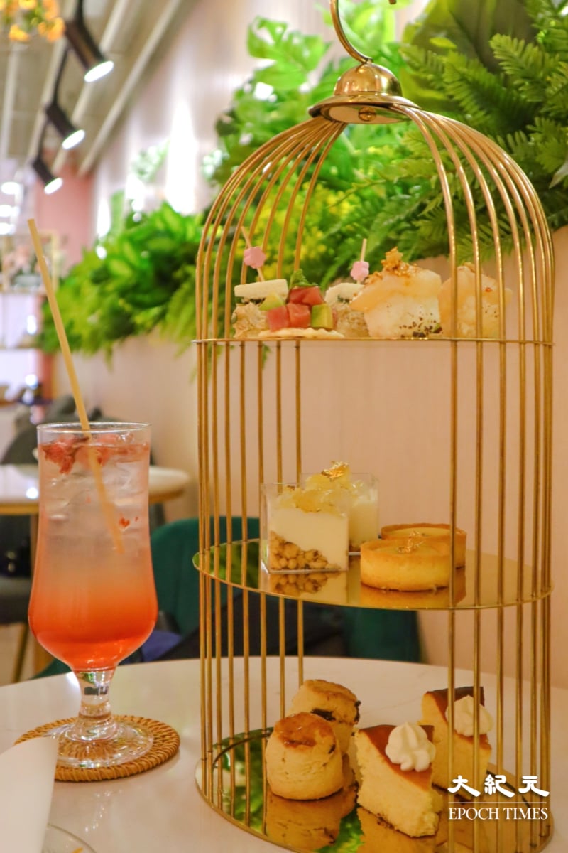 漂亮的黄金雀籠造型Tea set 配上櫻花主題的梳打飲料。（樂樂／大紀元）