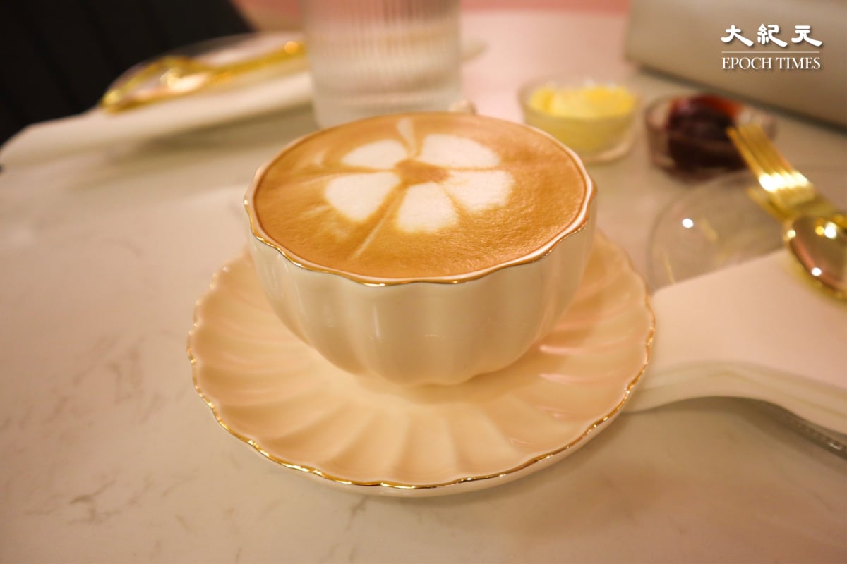 Cappuccino有可愛的拉花圖案，而且茶杯非常有英式華麗的感覺~（樂樂／大紀元）