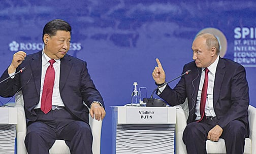 中俄近日高調聯合抗美。圖為2019年6月7日，中國領導人習近平和俄羅斯總統普京出席聖彼得堡國際經濟論壇。(AFP)