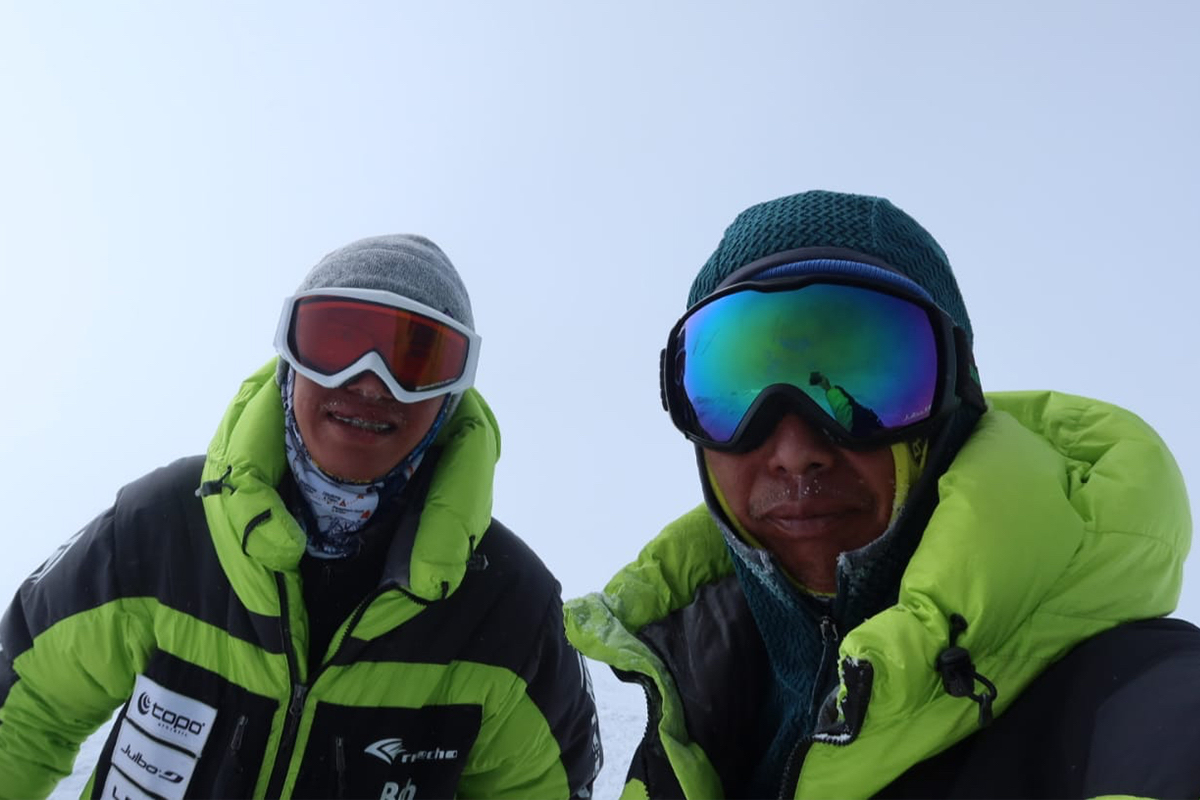 曾朗傑（左）和父親曾志成（右）登上北美最高峰。（受訪者提供）