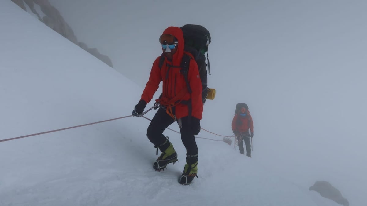 今次攀爬迪納利峰天氣較為惡劣，天氣陰沈且大風，風速達平均每小時30到40公里。（受訪者提供）