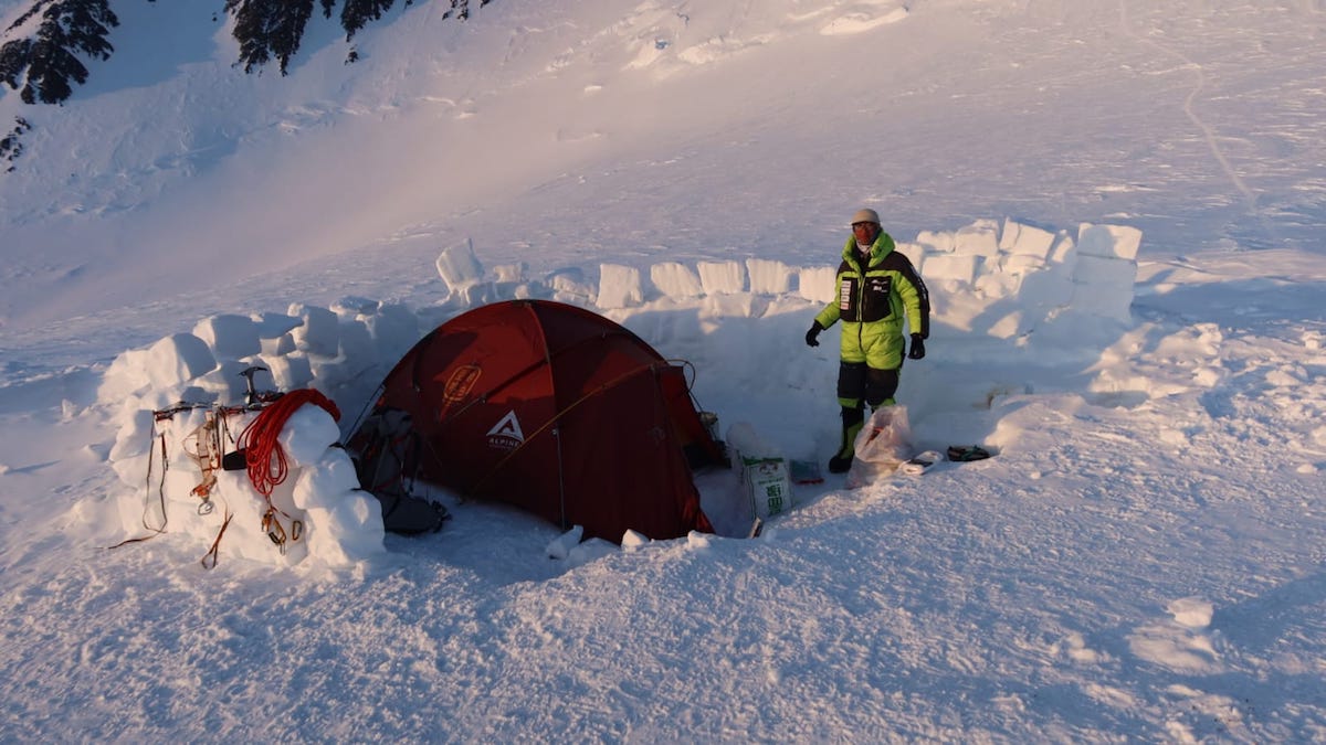 攀爬迪納利峰，紮營是頗耗時的工作。（受訪者提供）