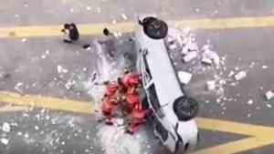 蔚來汽車衝出上海總部大樓墜落 二人死亡