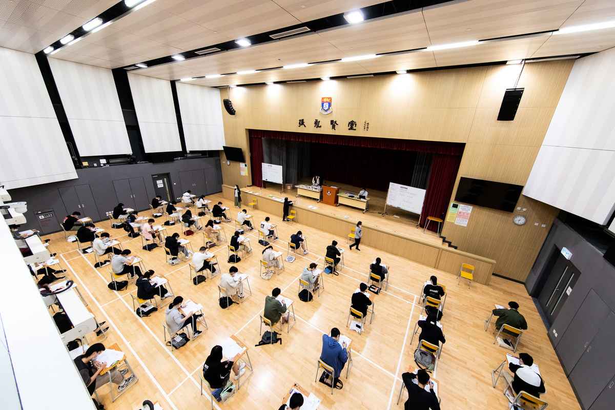 明年起香港中學文憑試（DSE）將允許中國大陸的學校參加，部份科目會在大陸設立試場，亦有部份考試要來港應考。各界提出多項疑問，關注大陸試場的安排如何能夠確保考試公平，及不會影響香港學生本身的升學機會。資料圖片。（考評局提供）