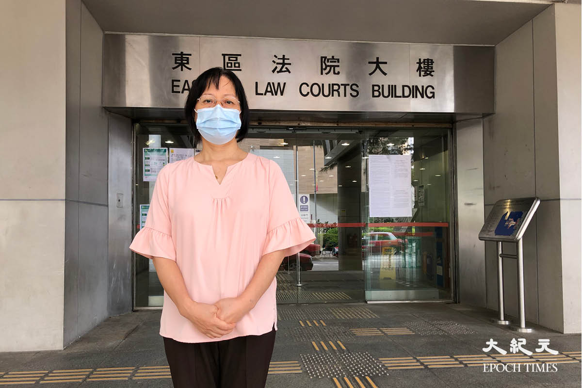 法輪功學員董女士22日在東區裁判法院被裁定「未經准許展示海報」罪名不成立，她表示判決彰顯公正。（張曉慧 / 大紀元）