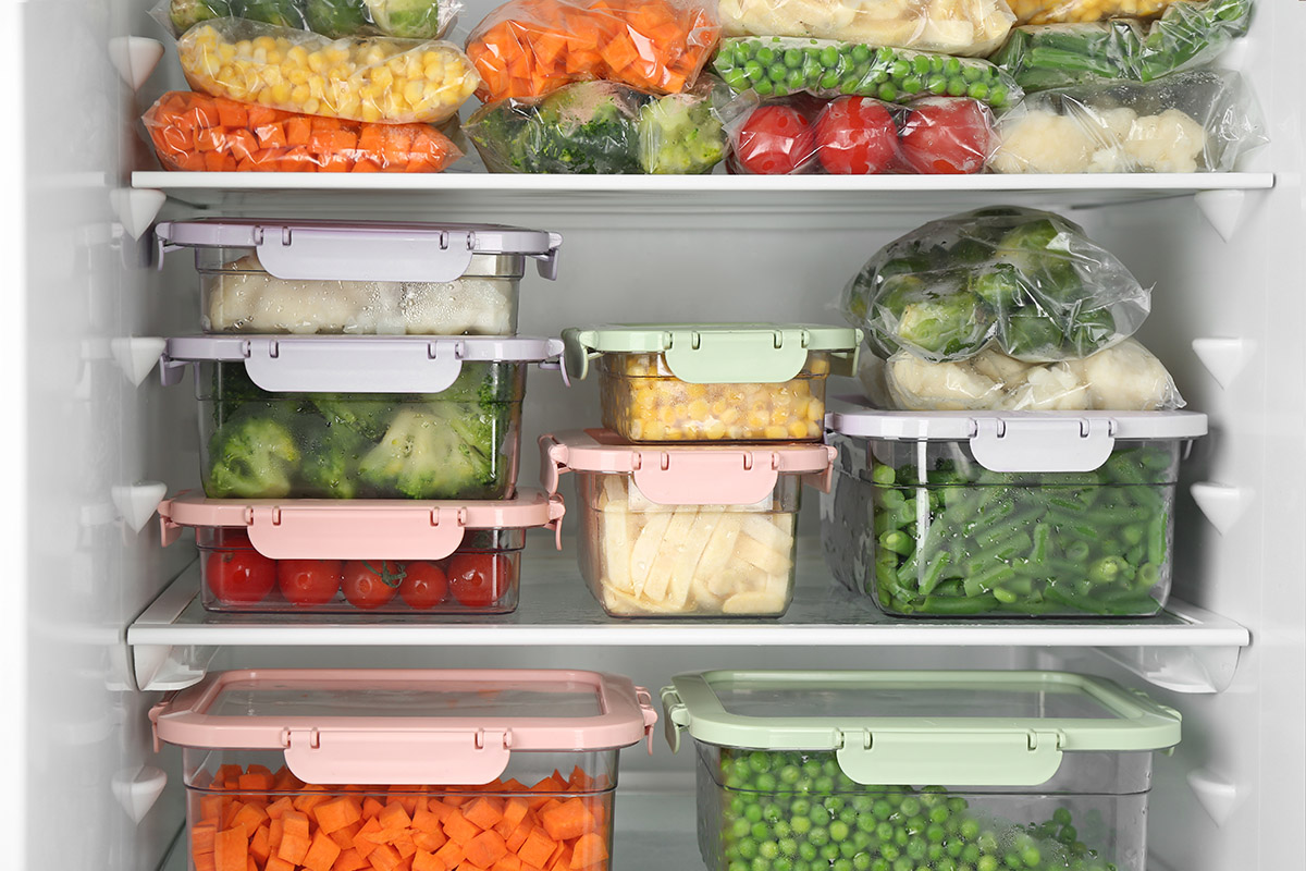 食安中心今（24）日公布熟菜存放冰箱後亞硝酸鹽含量的研究結果，結果顯示熟菜在冰箱存放1夜後，其亞硝酸鹽含量未有增加。（Shutterstock）