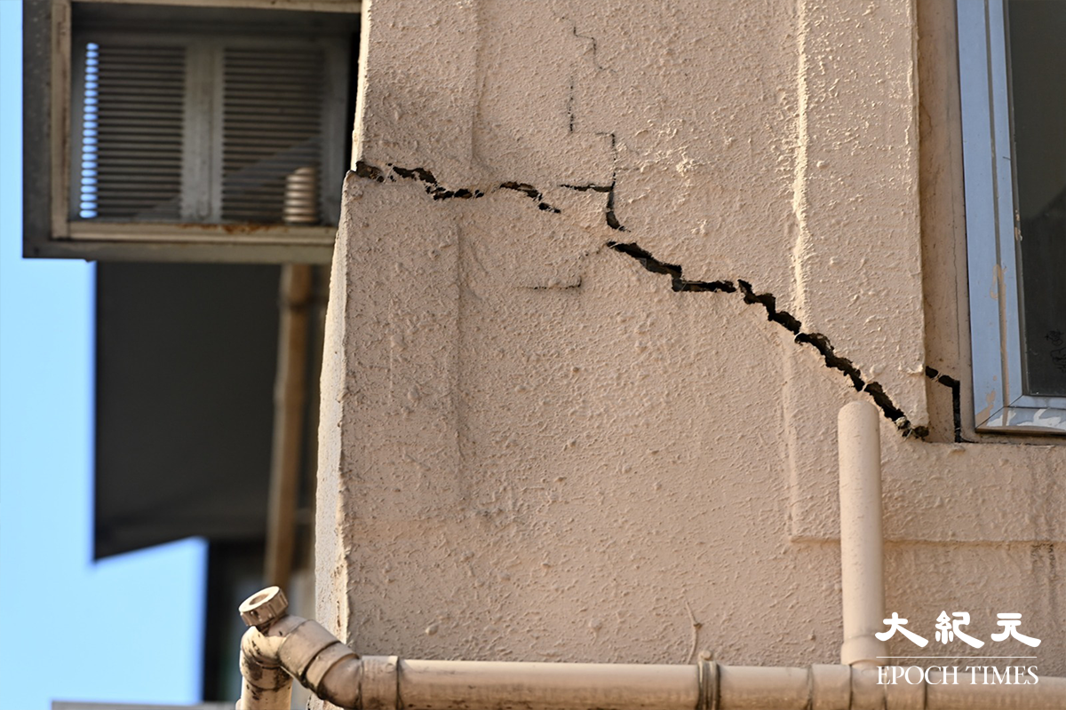 文苑樓一樓某單位大廈外牆出現裂縫。（宋碧龍／大紀元）