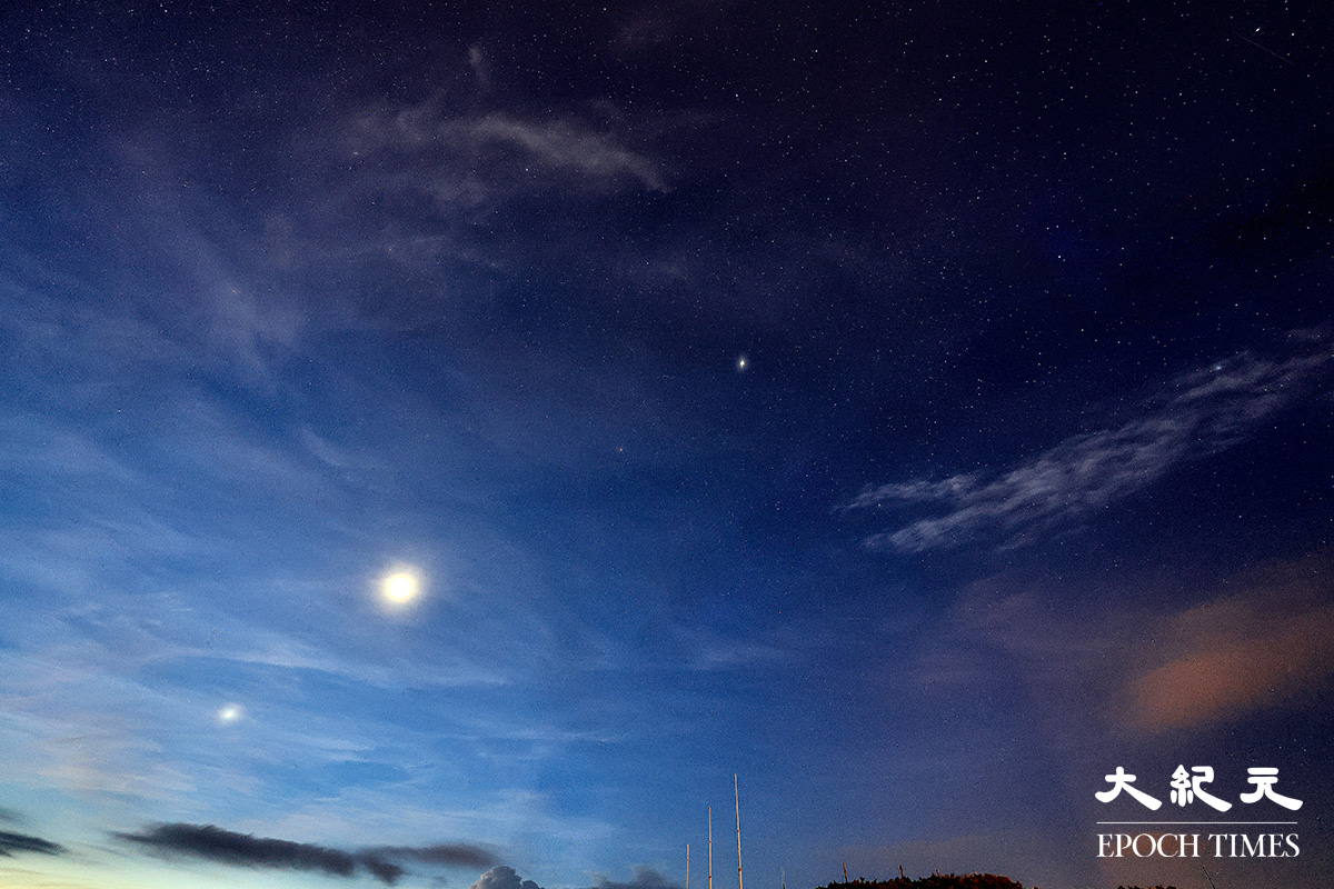 今日（6月25日）凌晨4時39分，記者在港島東鶴咀拍攝到「八星連珠」的罕見天文現象。（陳仲明／大紀元）