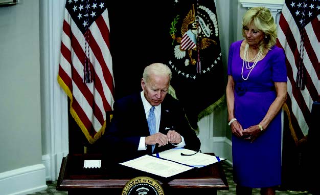 6月25日，美國總統拜登簽署兩黨的《更安全社區法案》（Bipartisan Safer Communities Act），第一夫人吉爾拜登在右邊。(AFP)