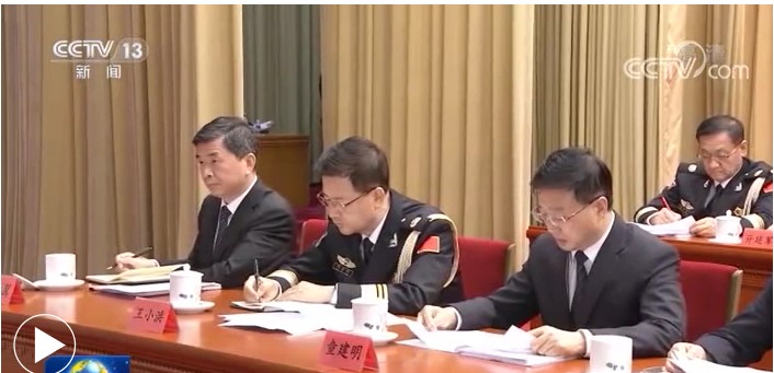 在今年5月25日中共公安系統召開的表彰大會上，王小洪坐在靠邊的位置，備受冷落。（影片截圖）