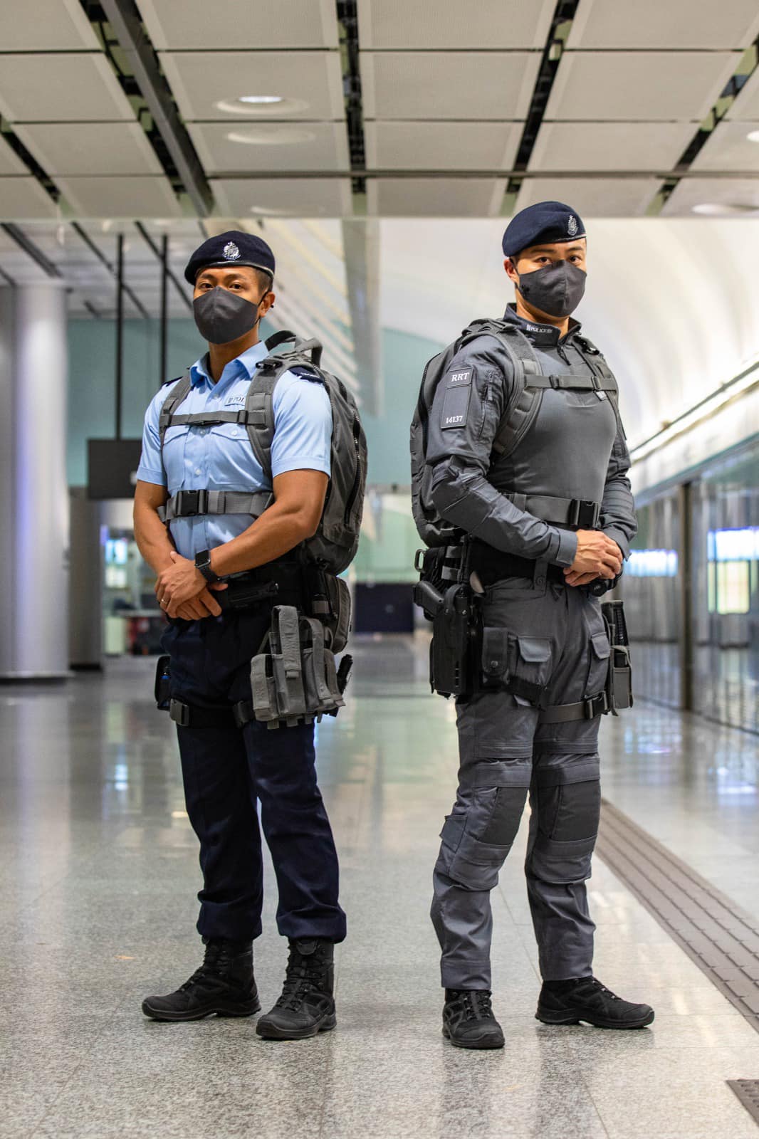 鐵路應變部隊的新制服採用淺灰色（右），並改為長袖設計。（HK Police Facebook）