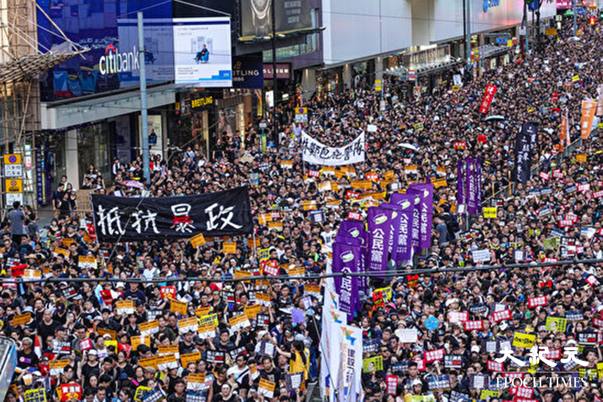 全國人大前常委范徐麗泰昨（26日）日回顧中共接收香港25年時稱，指這25年是「非常好的教訓」，「教訓我們所有香港市民不要再講很多民主，重視人權的東西」。學者紛紛反駁，指「不講民主人權，難道講獨裁專制嗎？」。圖為2019年七一大遊行。資料圖片。（余鋼／大紀元）