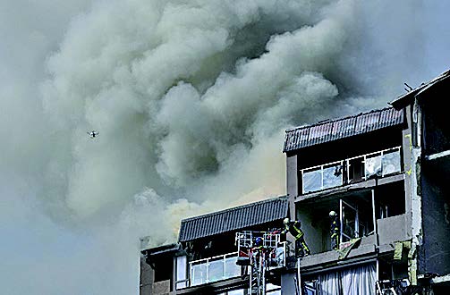 6月26日，在俄軍導彈襲擊烏克蘭首都基輔後，消防人員和其他救援人員在一棟受損的住宅樓內救援。(AFP)