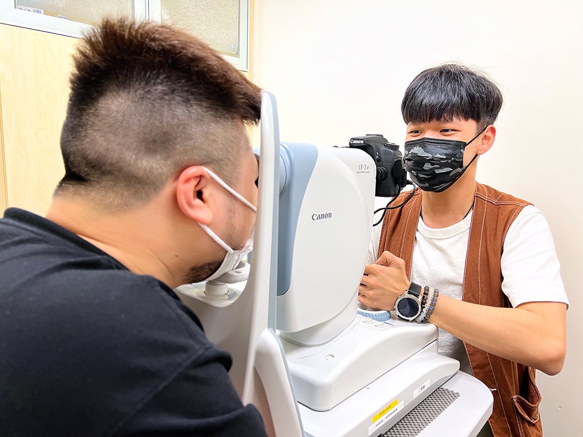 有專家指，認知障礙症出現年輕化趨勢，即使病徵輕微仍會增加罹患風險，建議以俗稱「照眼底」的「全自動視網膜圖像分析」（ARIA）進行認知篩查及預防。（香港路德會社會服務處提供照片）