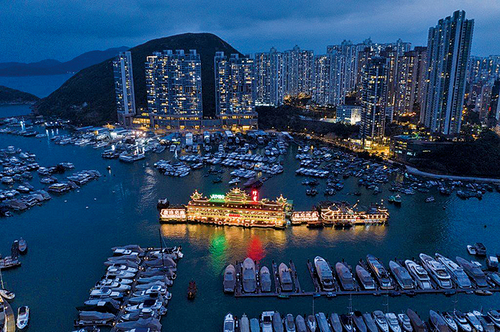 從1960年代開始，香港被西方遊客視為東方傳統和西方文明交匯的地方，由此吸引遊客。位於香港水面的海鮮舫，即成為香港象徵（DALE DE LA REY / AFP）