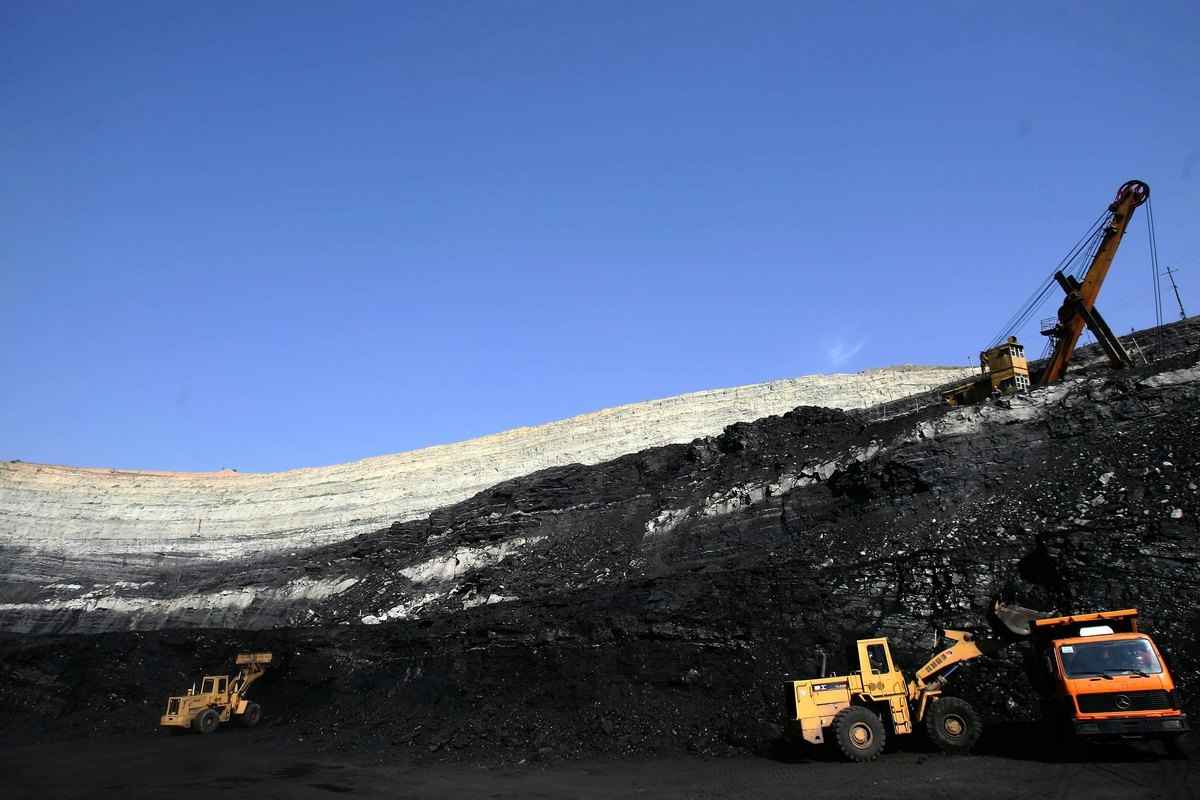 目前中國市場上仍有大量新增煤電裝機容量。圖為中國內蒙古赤峰煤礦一處礦坑。(Photo by China Photos/Getty Images)