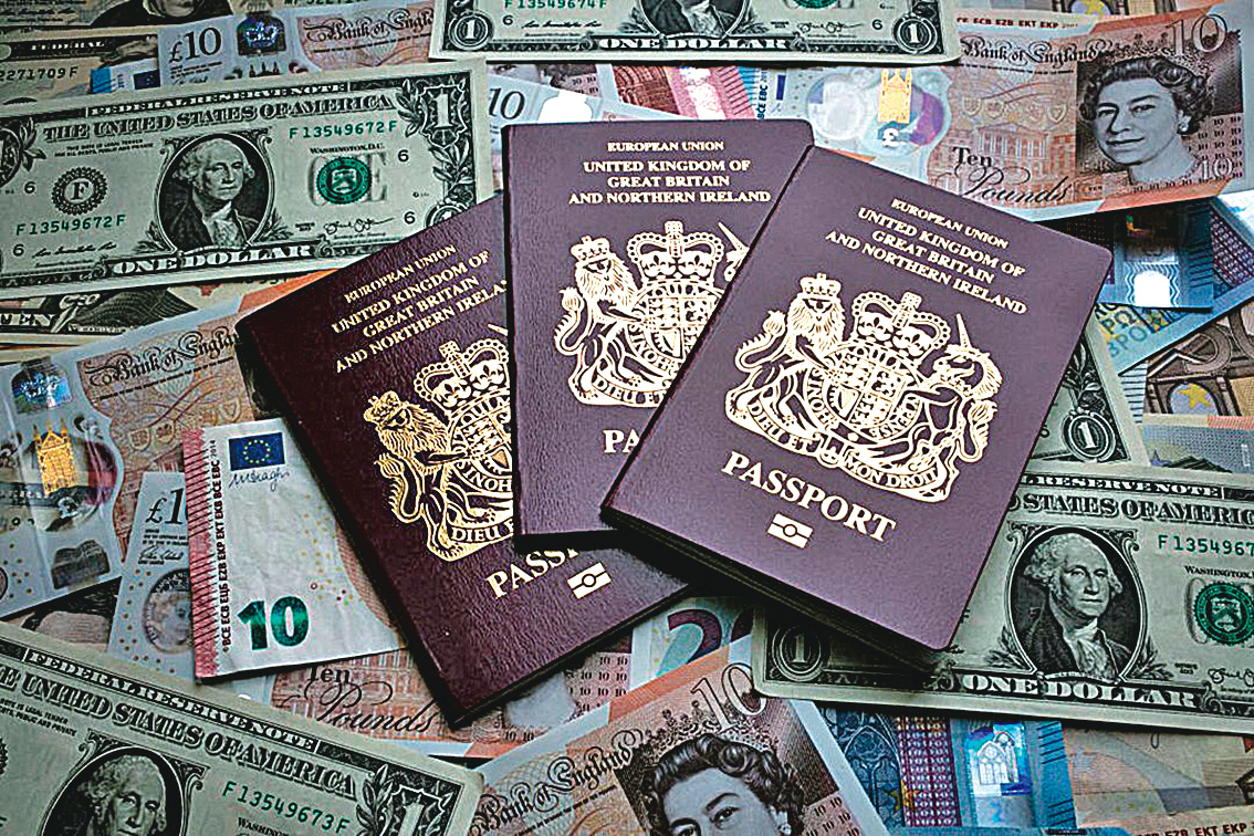 自香港《國安法》生效後，多個西方國家相繼放寬香港人移居渠道，吸引不少港人赴往，其中英國是多數人首選。圖為英國護照。（AFP）
