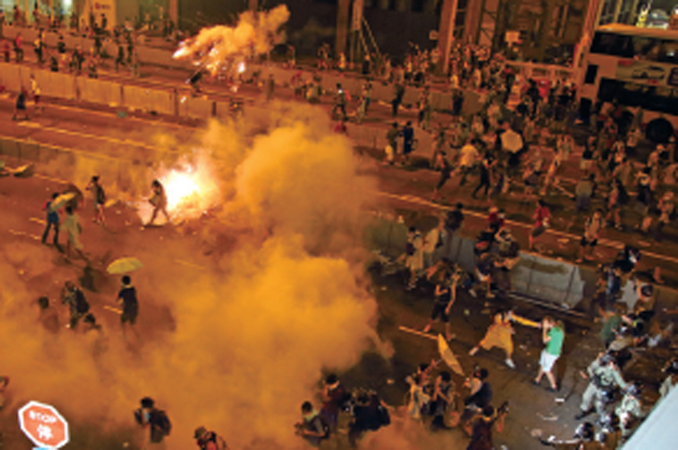 香港發生佔中事件時，中共從深圳運人去煽動暴力，為開槍鎮壓做鋪墊。（潘在殊／大紀元）