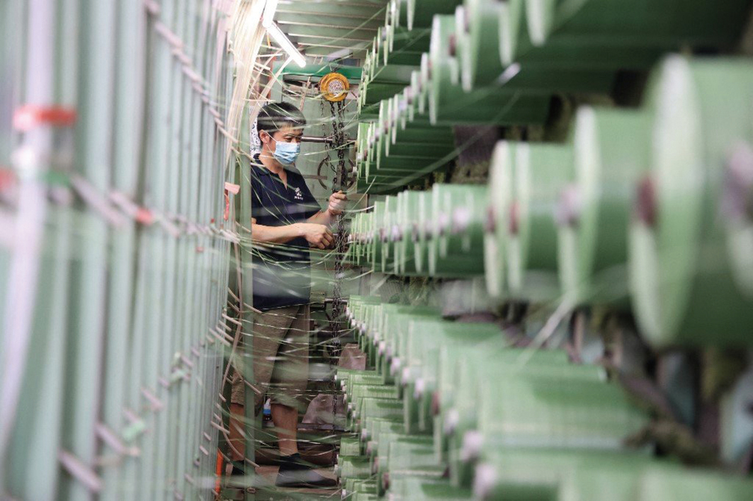 圖為中國一間紡織工廠。（STR / AFP）