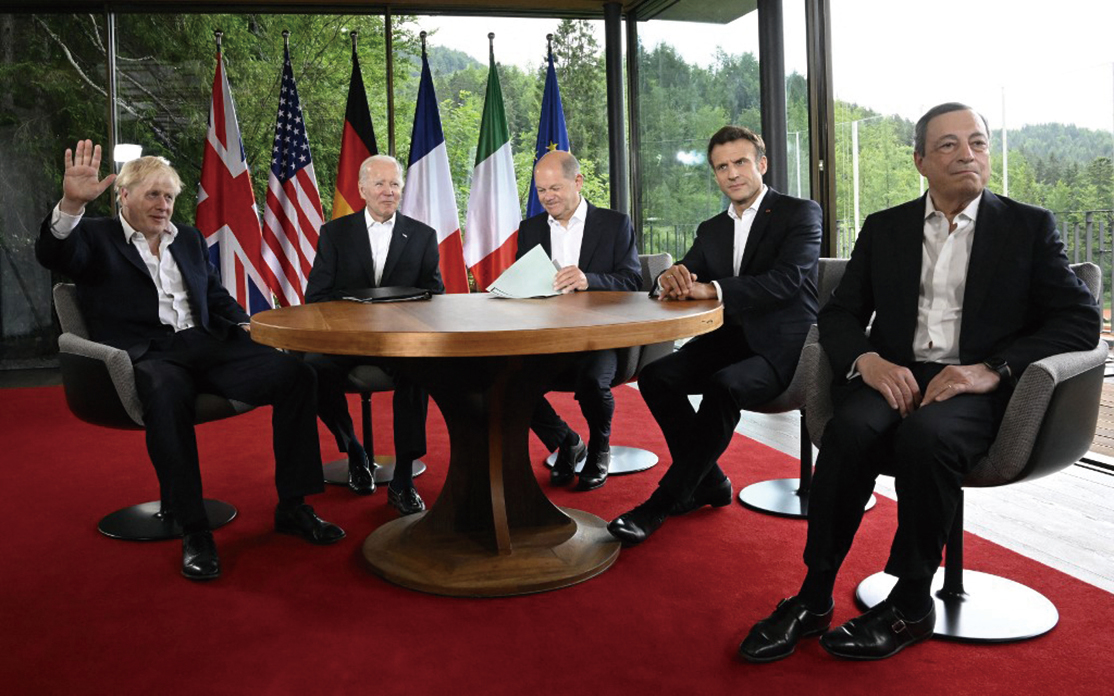 （從左至右）英國首相約翰遜、美國總統拜登、德國總理朔爾茨、法國總統馬克龍和意大利總理德拉吉於6月28日在德國南部舉行的G7會議上合照。（AFP）