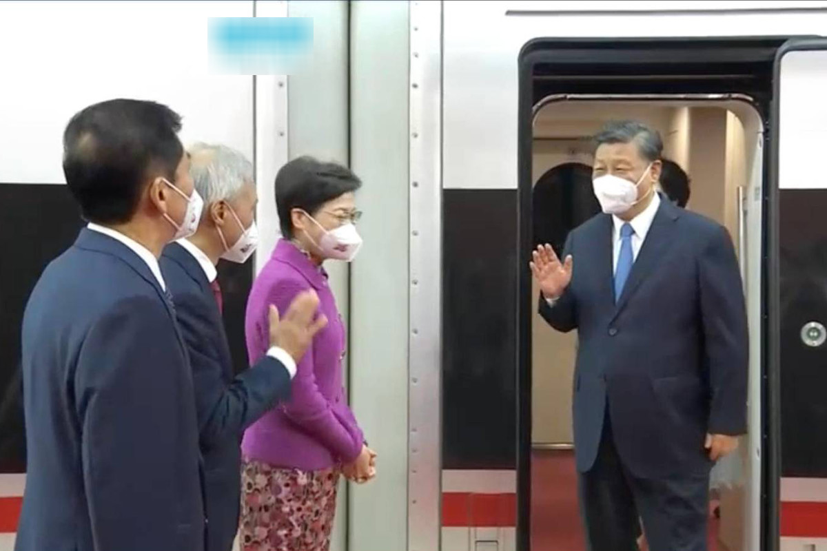 林鄭在西九龍站月台迎接習近平。（政府新聞處直播截圖）
