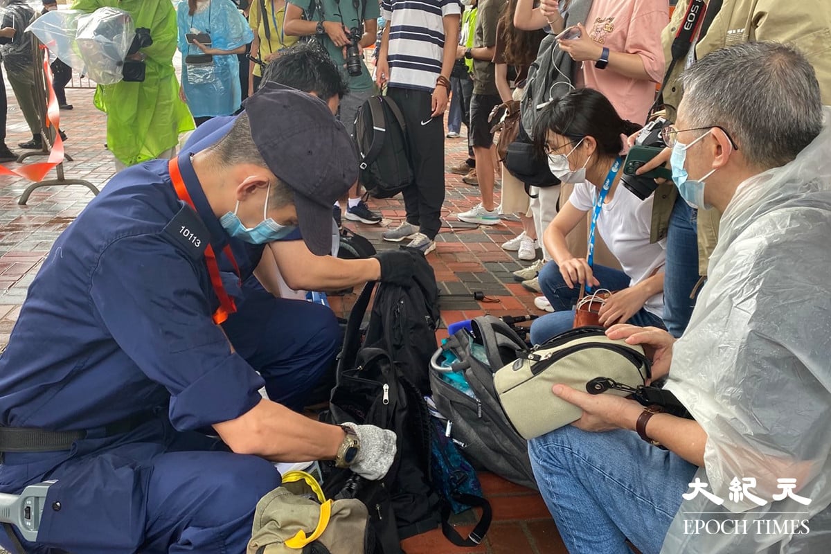 警方在西九龍站外檢查記者的隨身物品。（余鋼／大紀元）
