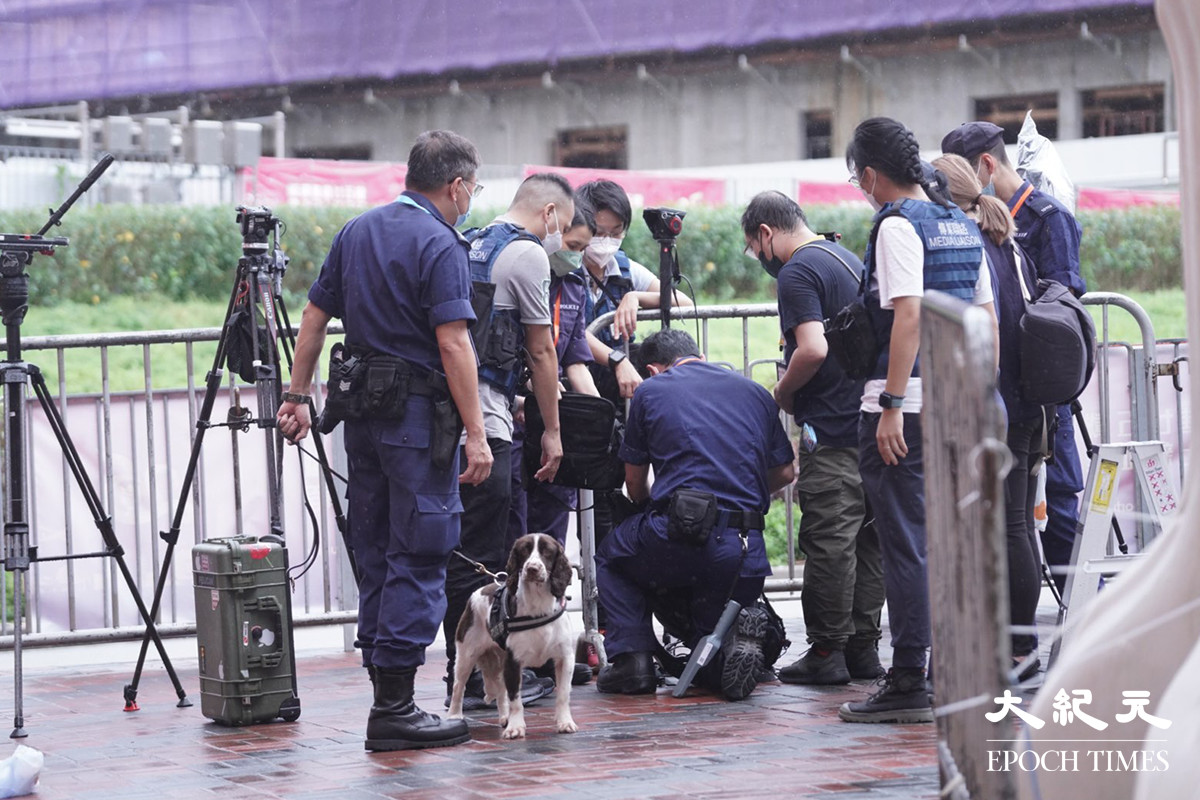 警員帶同搜索犬，檢查記者的隨身物品。（余鋼／大紀元）