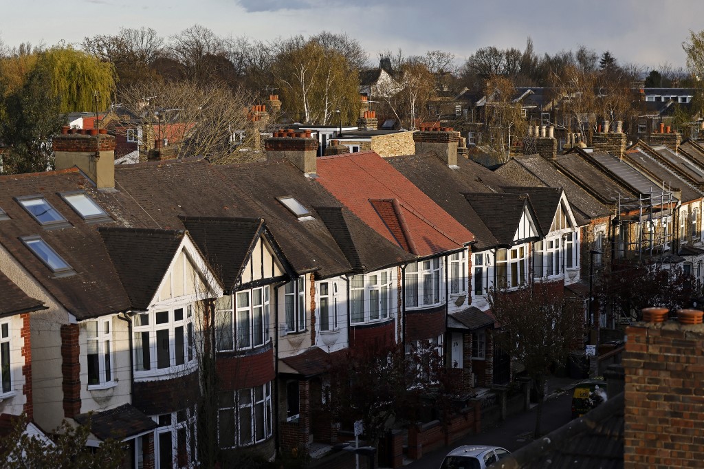 6月份英國平均樓價錄得27.2萬英鎊，按年上升10.7%，經季節性調整後按月走高0.3%。（Tolga Akmen / AFP）